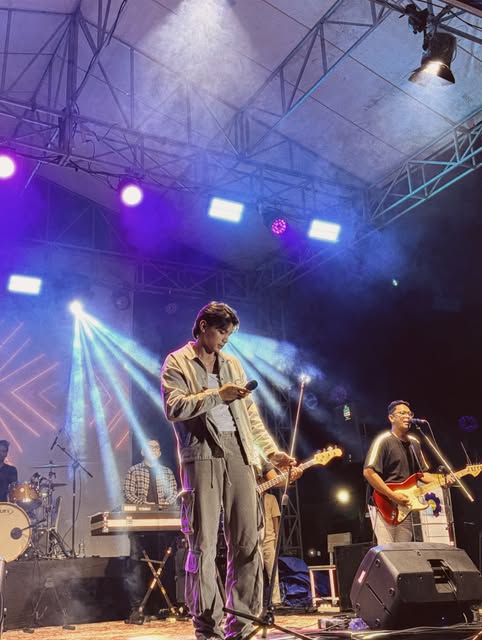 Ekhsan performing live with his band